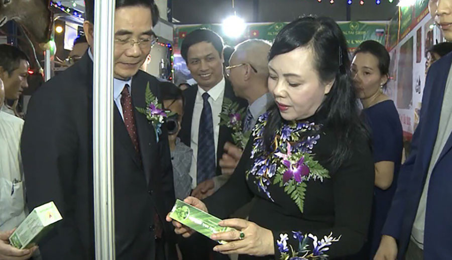 Bộ trưởng Bộ Y Tế Nguyễn Thị Kim Tiến với dầu ngải vitophar
